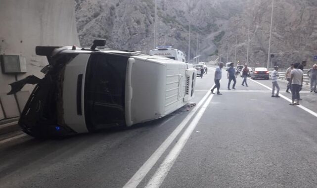 artvin-de-lastigi-patlayan-minibus-devrildi-11-yarali-8934.jpg