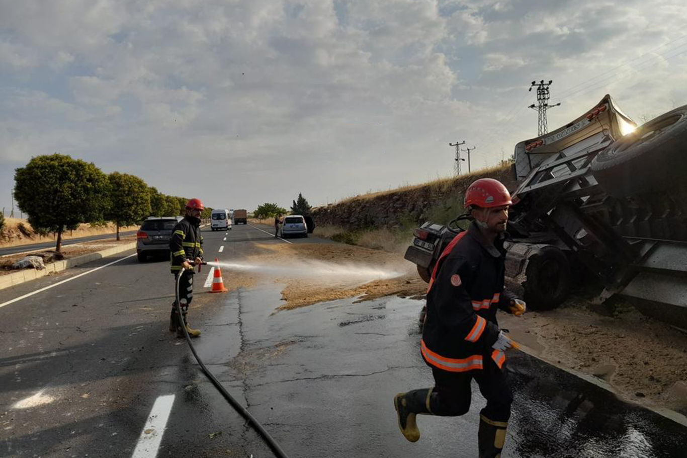 sanliurfada-tir-kazasi-1-yarali-b1ab49bf.jpg