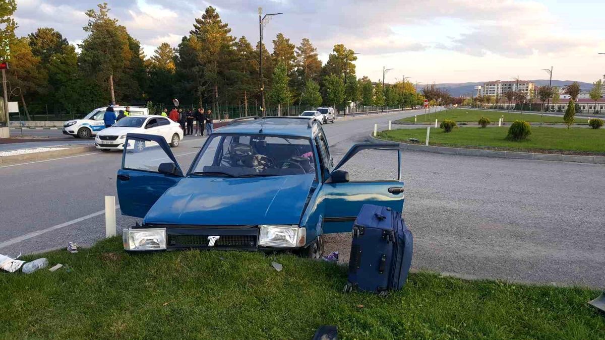 sivas-ta-iki-otomobil-carpisti-5-yarali-16416581-amp.jpg