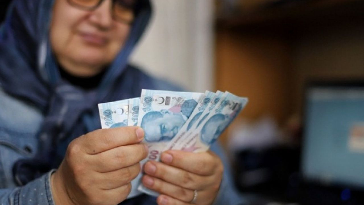 10-bin-lira-altinda-emekli-maasi-olanlara-mujde-3-gun-icinde-hesaplara-yatiyor-emeklilere-karsiliksiz-7650-lira-veriliyor-fmo2.jpg