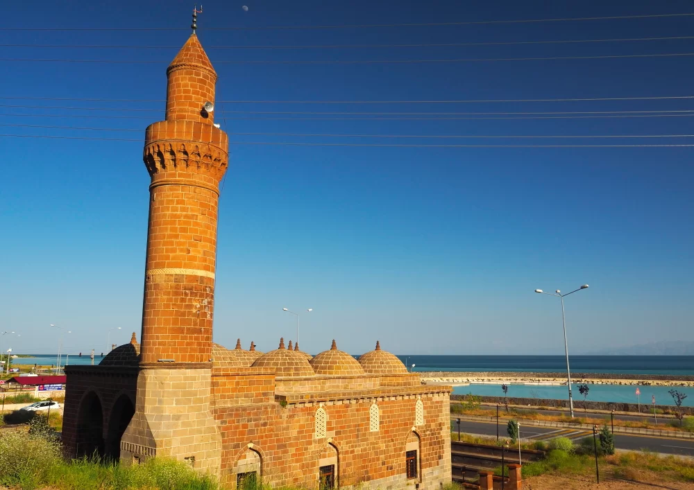 bitlis-adilcevaz-tugrulbey-zal-pasa-camii.webp
