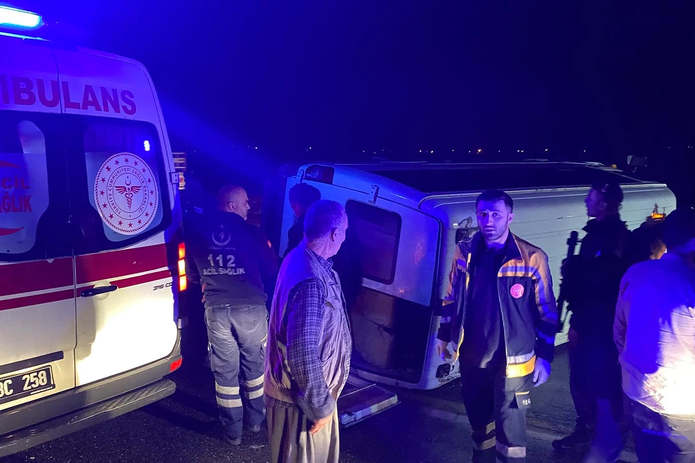 diyarbakirda-yolcu-minibusu-devrildi-3.webp