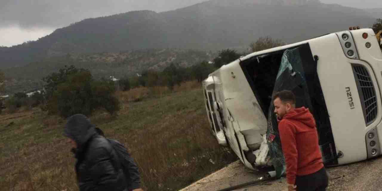 mersinde-ambulansa-carpan-isci-servisi-devrildi-2-yarali-1.jpg