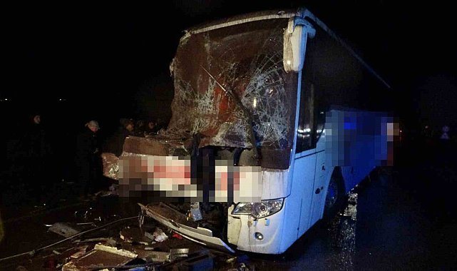 canakkale39de-yolcu-otobusu-ile-kamyon-carpisti-339u-agir-9-yarali.jpg