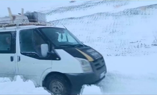 karda-mahsur-kalan-yolcu-minibusu-kurtarildi-d6e657d7.jpg