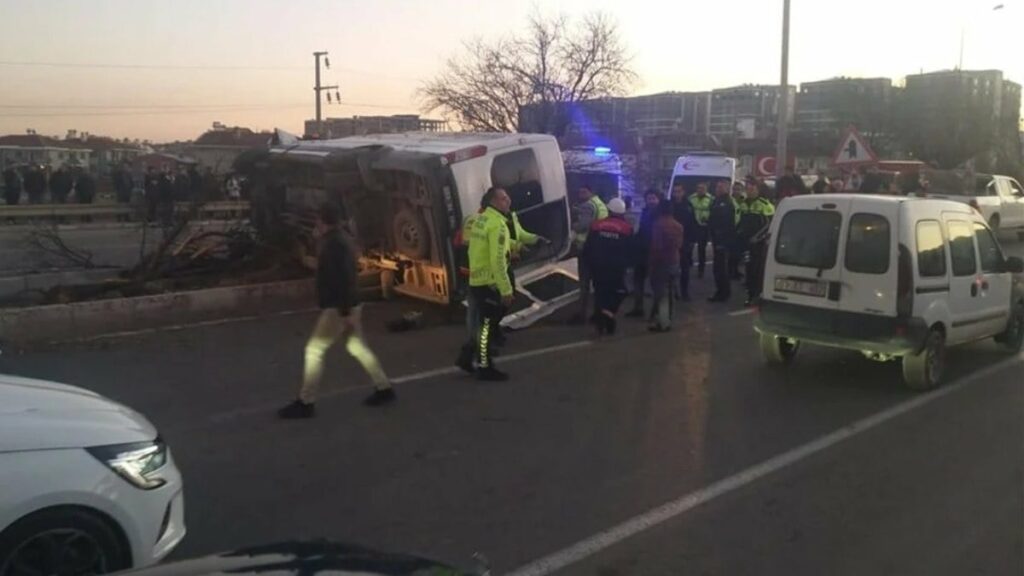 afyonkarahisarda-refuje-devrilen-minibusteki-12-kisi-yaralandi-rcoxizqu-1024x576.jpg