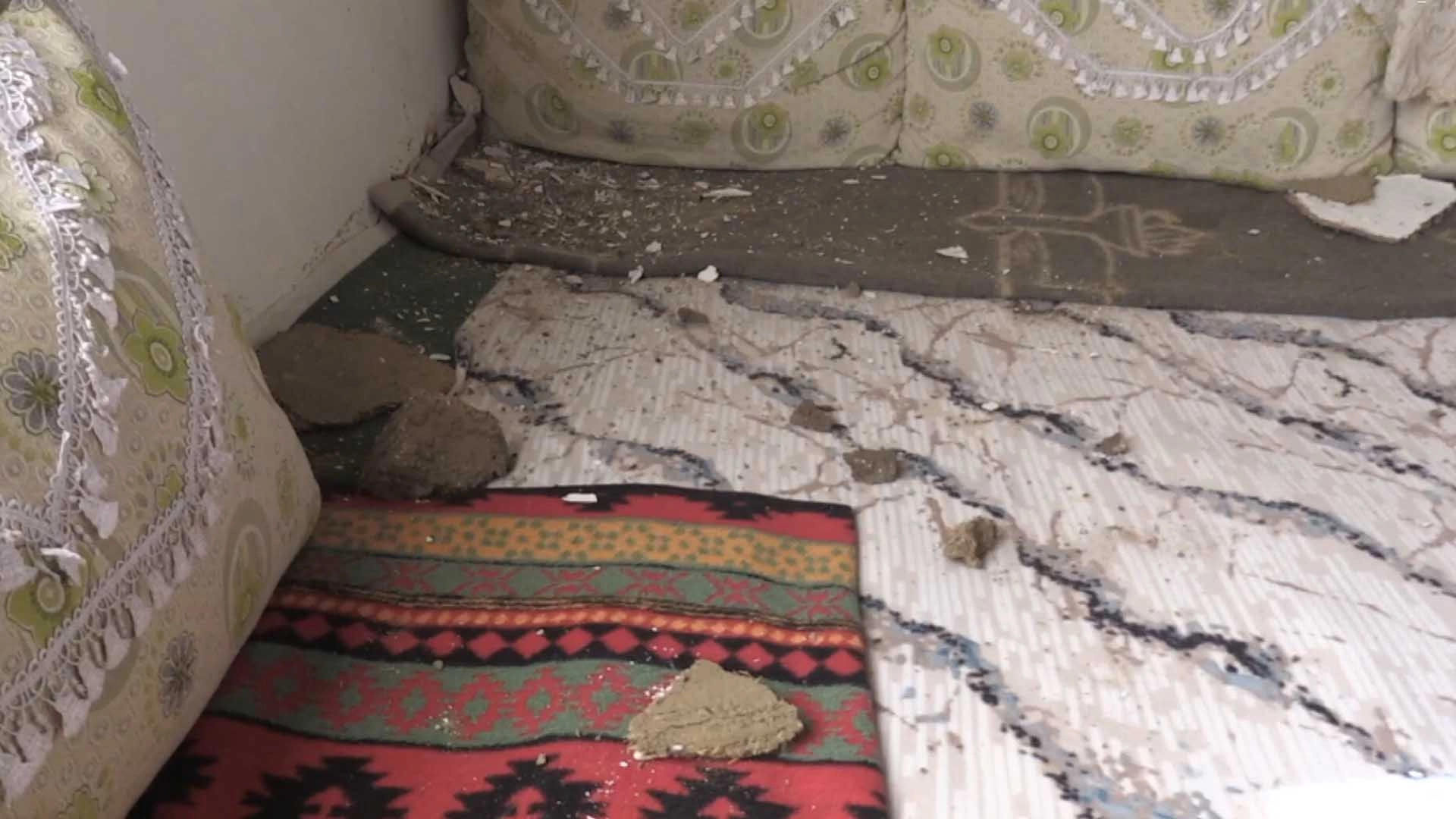 hakkaride-dun-yasanan-depremlerin-ardindan-bazi-evlerde-hasar-olustu-9.webp