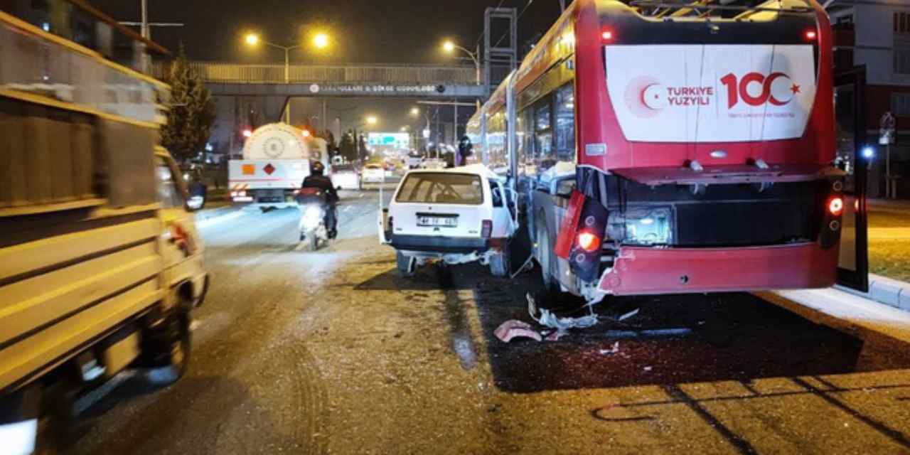 otomobil-ile-trambus-carpisti-1-kisi-yaralandi-1.jpg