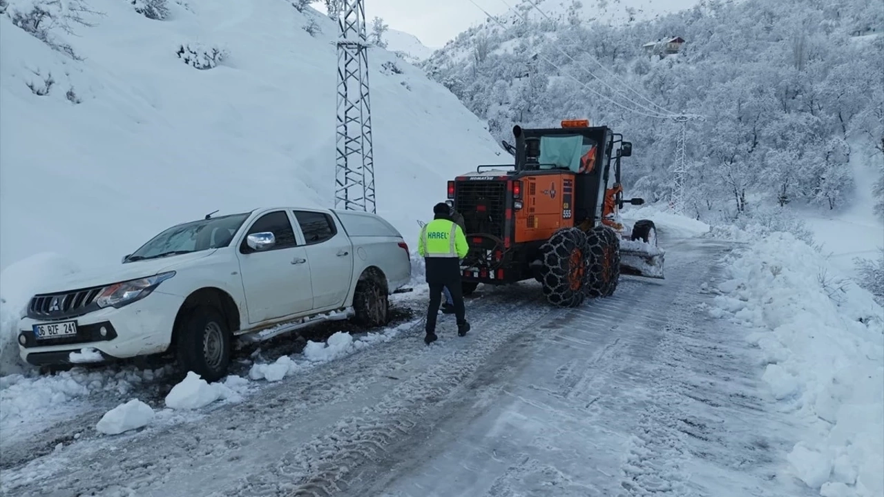 siirtin-eruh-ilcesini-sirnak-merkeze-baglayan-kara-yolu-ulasima-acildi.webp