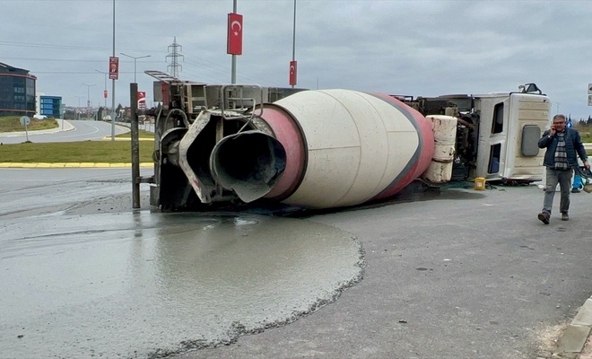 kocaelinde-beton-mikseri-devrildi-yol-betonla-kaplandi-b6c8afad.jpg