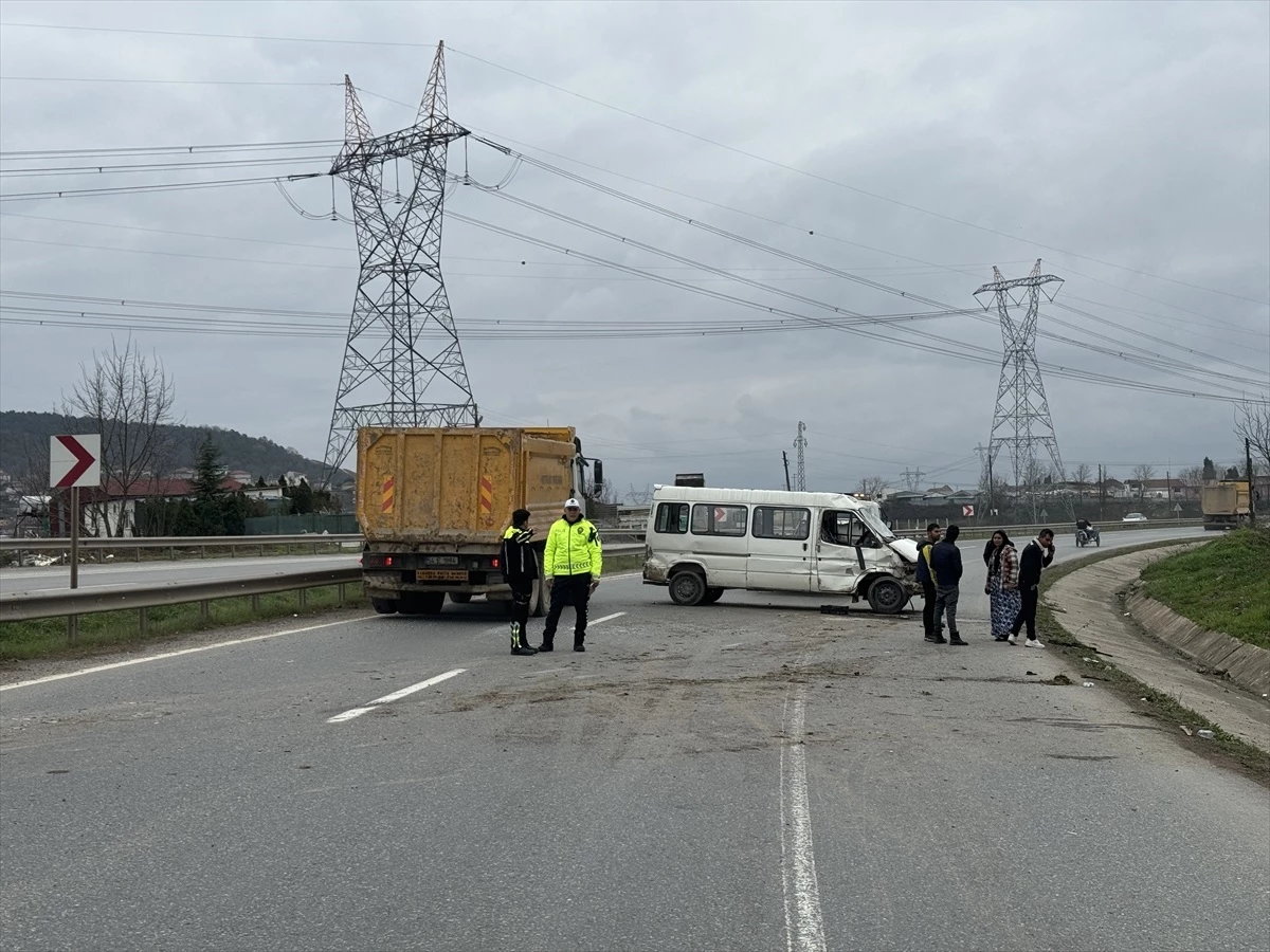 sakarya-da-devrilen-minibusteki-4-kisi-yarala-5-16868202-amp.jpg