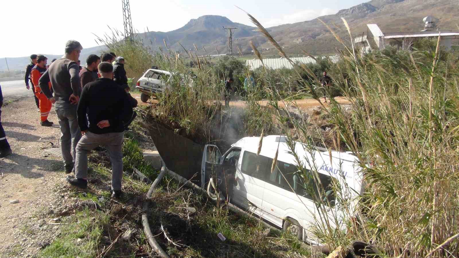 mersinde-yolcu-minibusu-ile-araba-carpisti-1-meyyit-13-yarali-0-avhuhenu.jpg