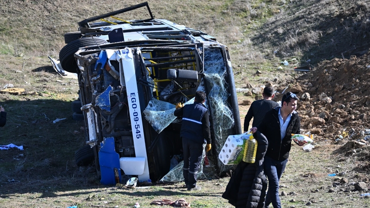 ankarada-belediye-otobusunun-sarampole-devrilmesi-sonucu-16-kisi-yaralandi.webp