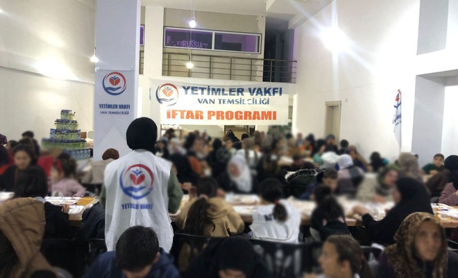 yetimler-vakfi-vanda-ailelere-iftar-yemegi-verdi-e0caf7b4.jpg