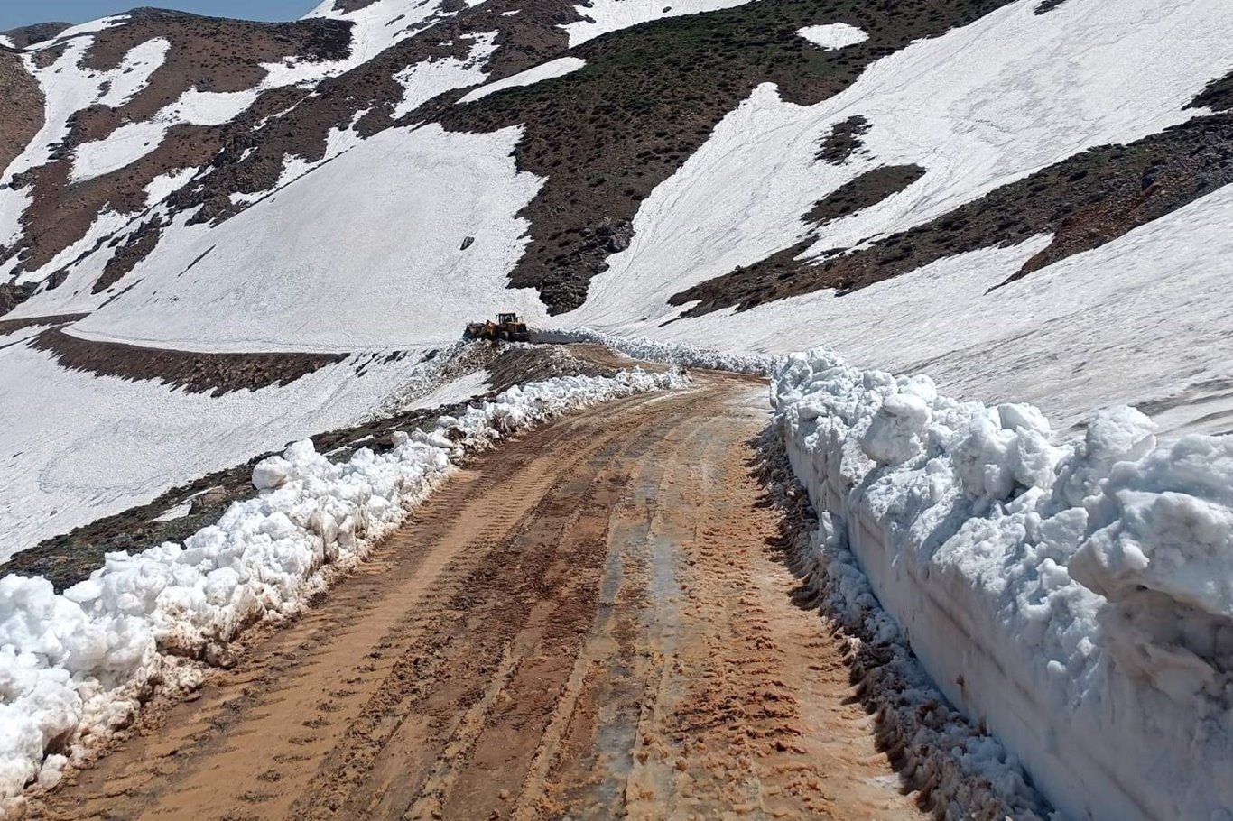 siirtte-koy-yoluna-dusen-kar-ve-tas-kutleleri-temizlendi-b3fe7948.jpg