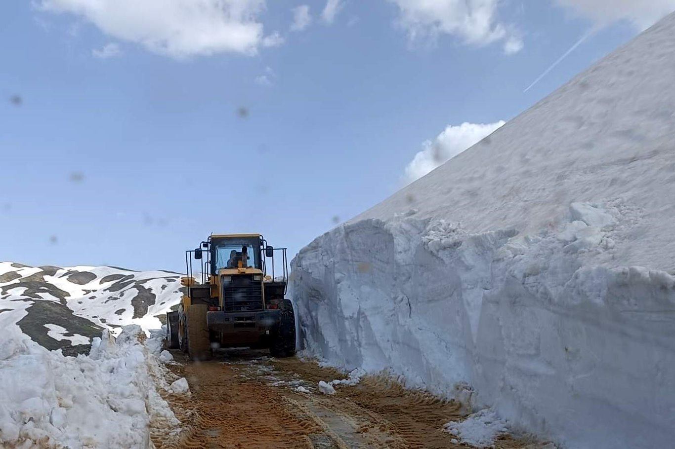 siirtte-koy-yoluna-dusen-kar-ve-tas-kutleleri-temizlendi-b5fffc04.jpg