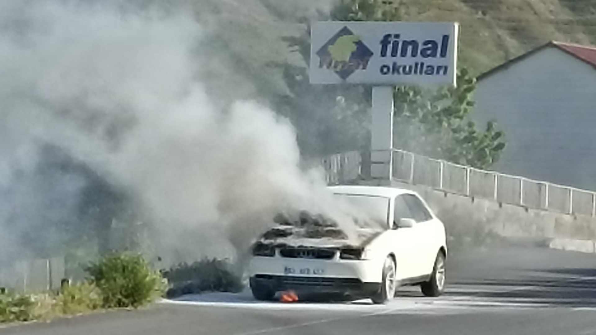Bitlis'te Otomobil Yandı