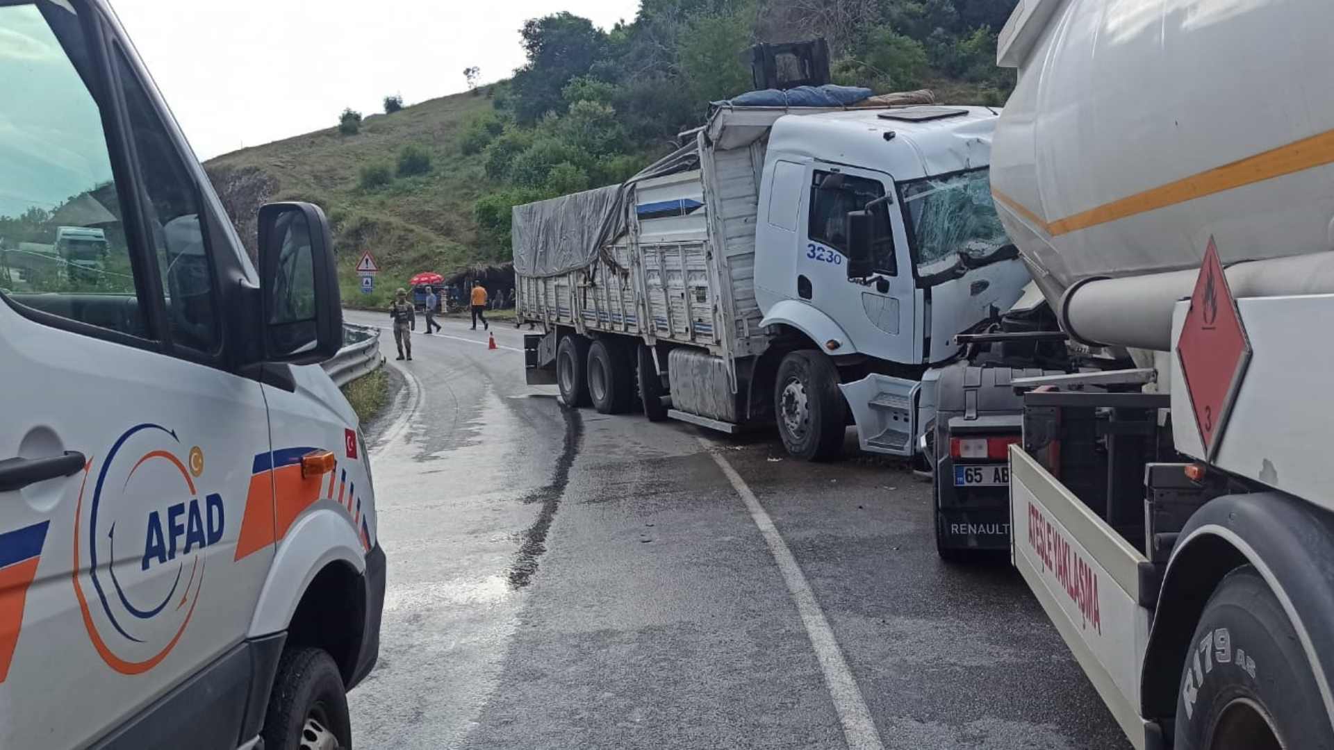 Bitlis'te Yakıt Tankeriyle Tır Kafa Kafaya Çarpıştı (6)