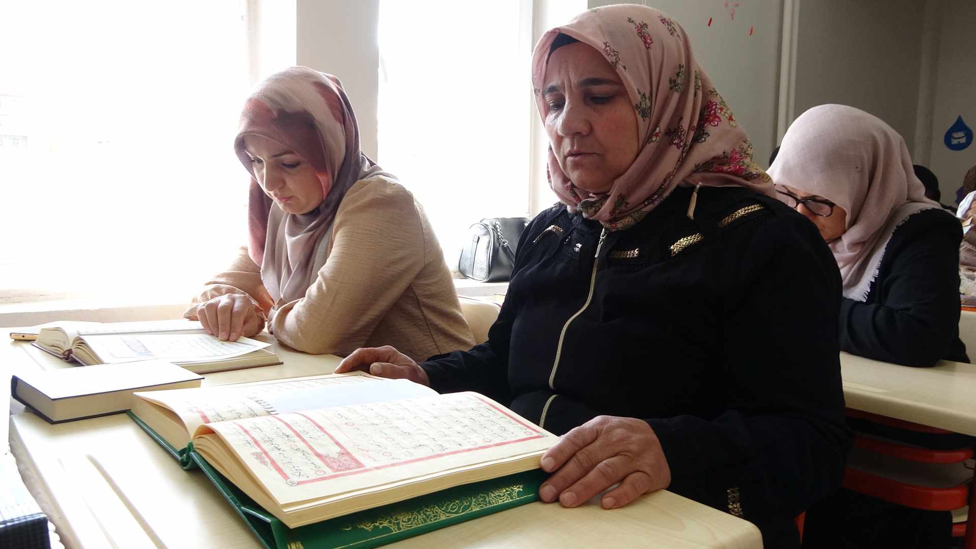 Tatvanlı Kadınlar Kur'an I Kerim'i Öğreniyor (1)