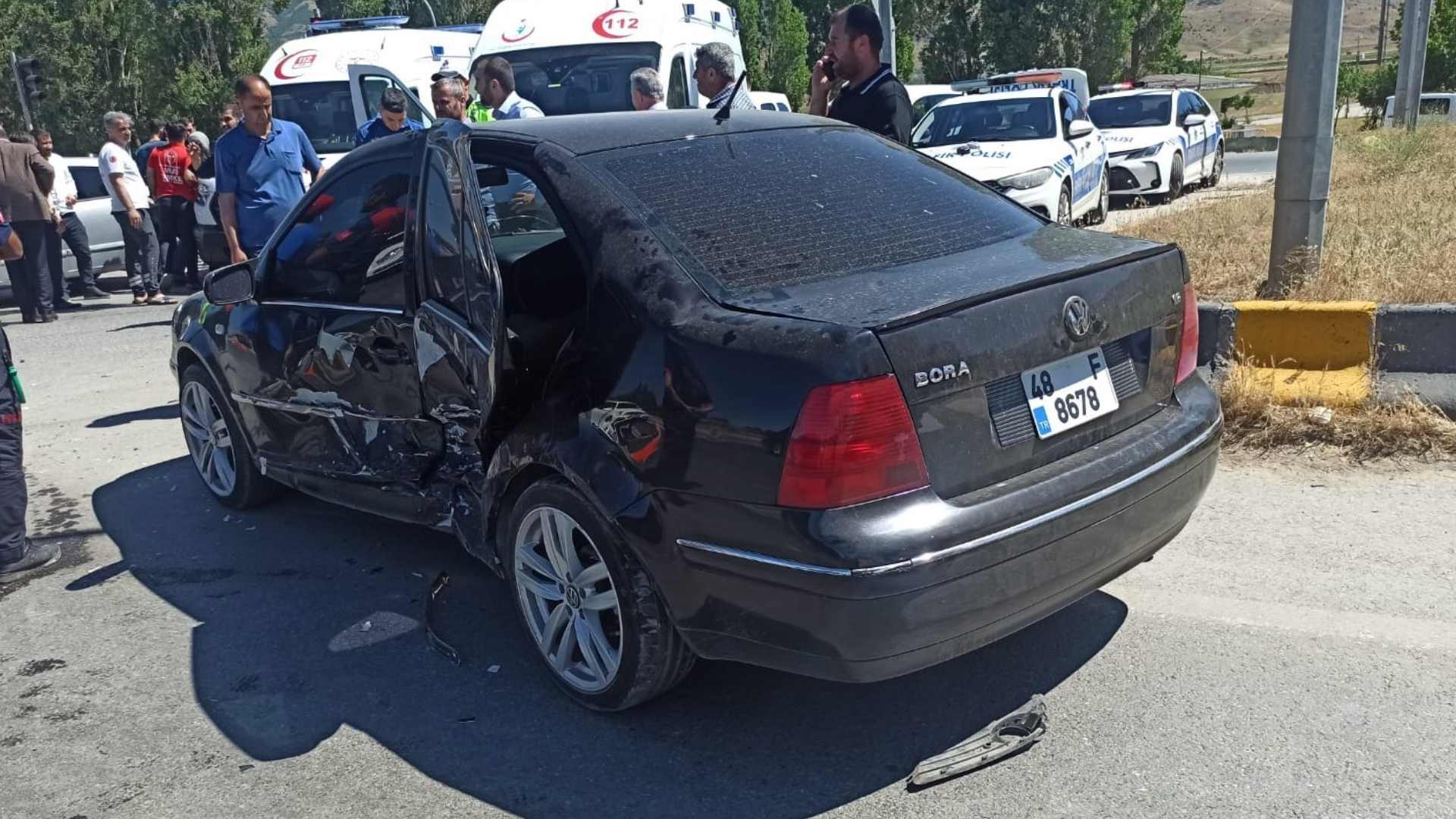 Bitlis Karayolunda İki Otomobil Çarpıştı 3 Yaralı (3)