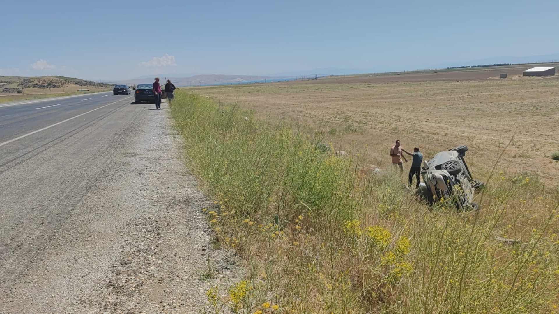 Bitlis'in O İlçesinde Kontrolden Çıkan Otomobil Takla Attı 2 Yaralı (4)