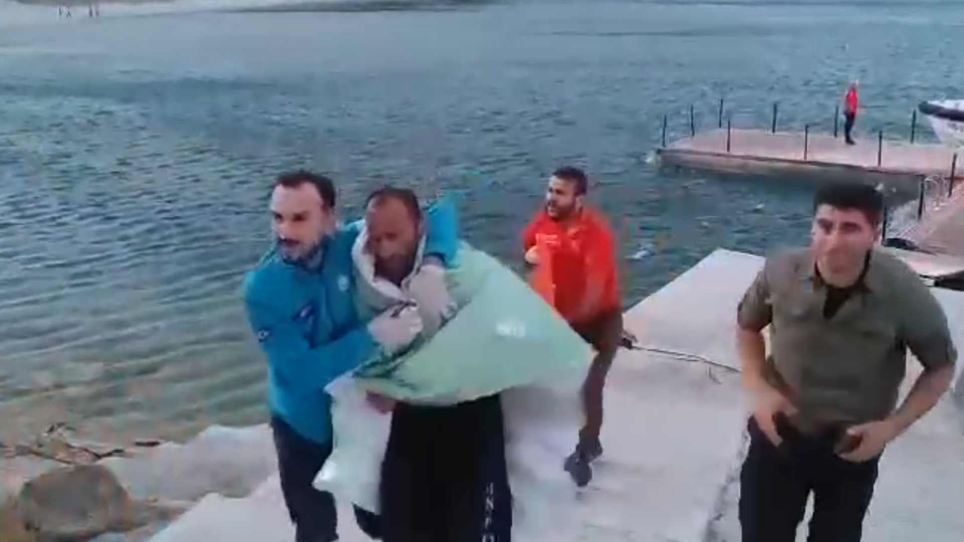 Bitlis'te Van Gölü'nde Boğulma Tehlikesi Geçiren 4 Kişi Sağ Salim Kurtarıldı (1)