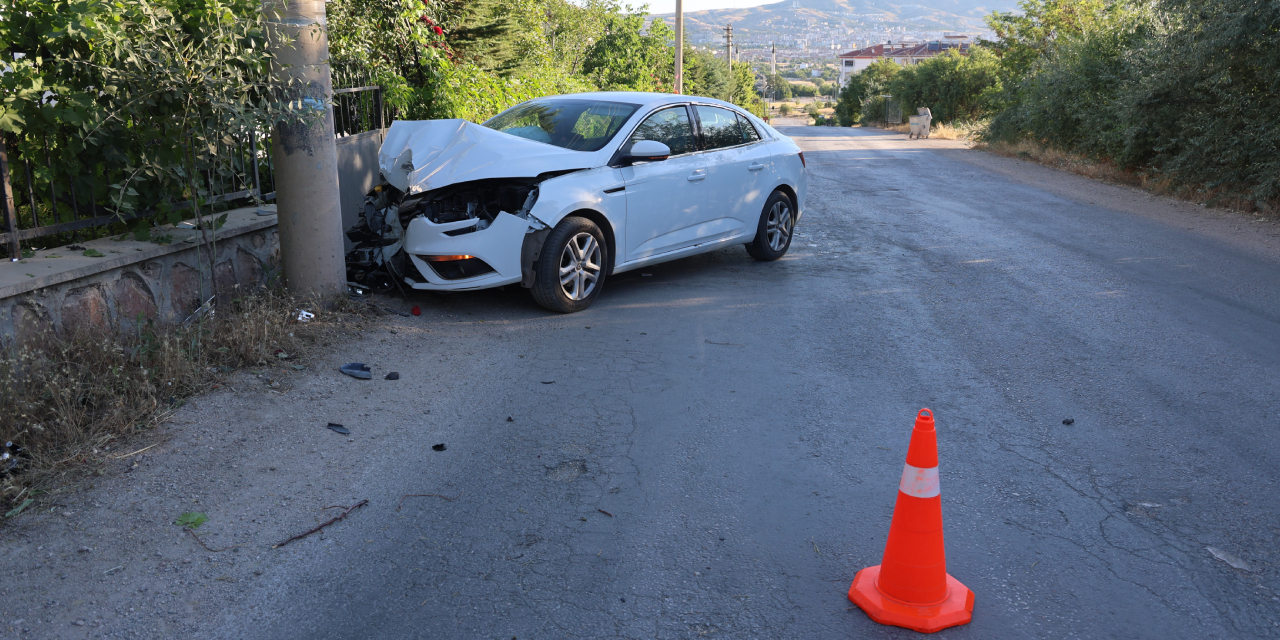 Elazığ'da Otomobil Beton Direğe Çarptı! 2 Kişi Yaralandı