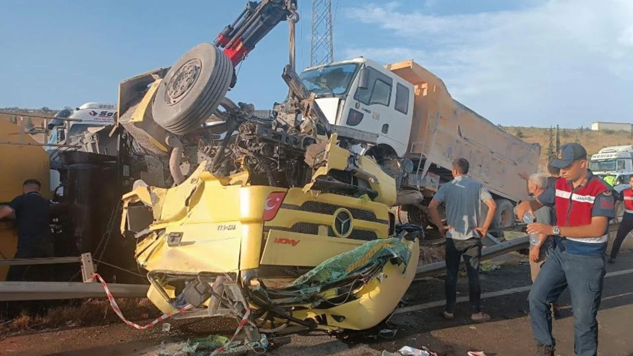 Gaziantepte Tir Ve Kamyon Carpisti 1 Olu 2 Yarali