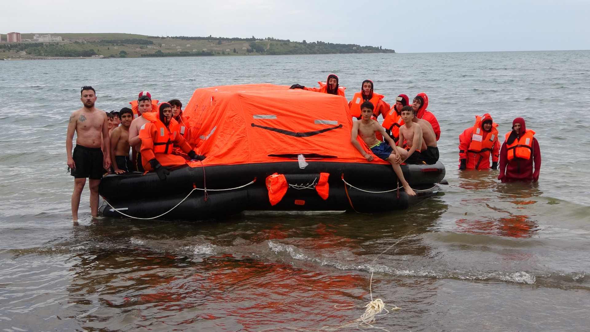 Öğrencilere Denizde Canlı Kalabilme Eğitimi Verildi (1)