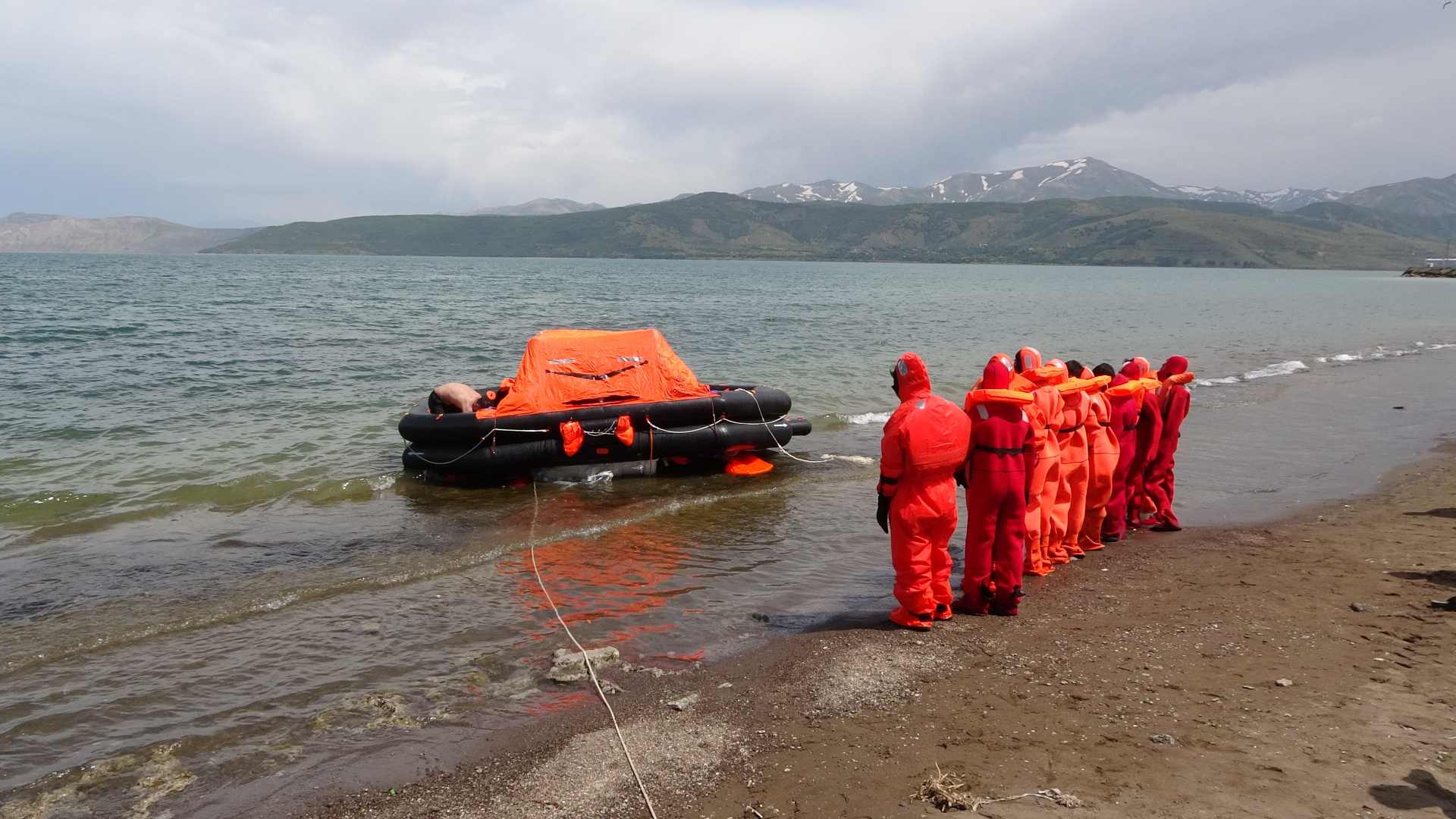 Öğrencilere Denizde Canlı Kalabilme Eğitimi Verildi (2)