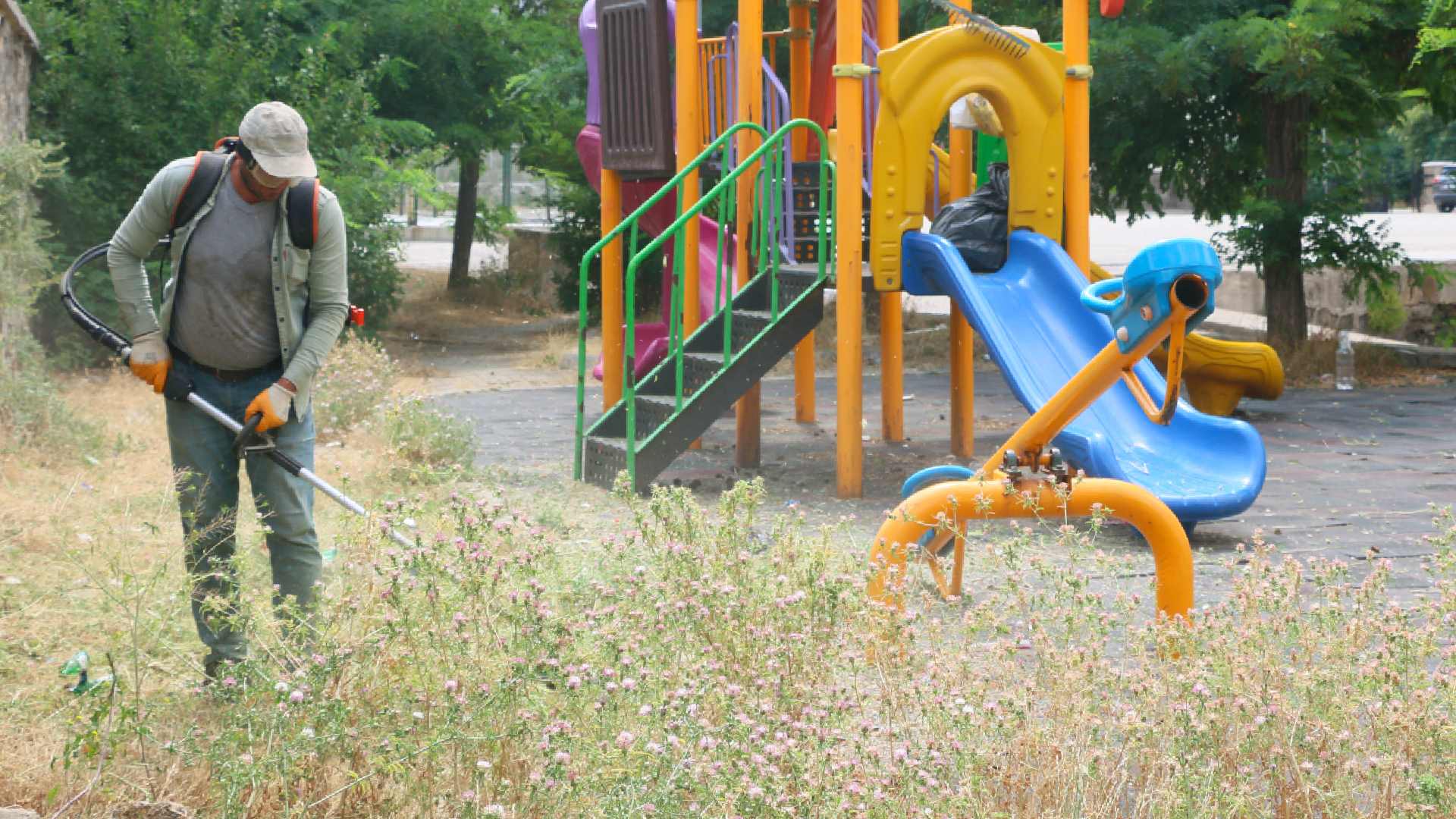 Bitlis Belediyesi'nden Parklarda Ot Temizliği (2)