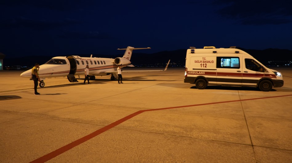 Bitlis'in Komşu İlinde 1 Günlük Bebek İçin Ambulans Uçak Havalandı 3