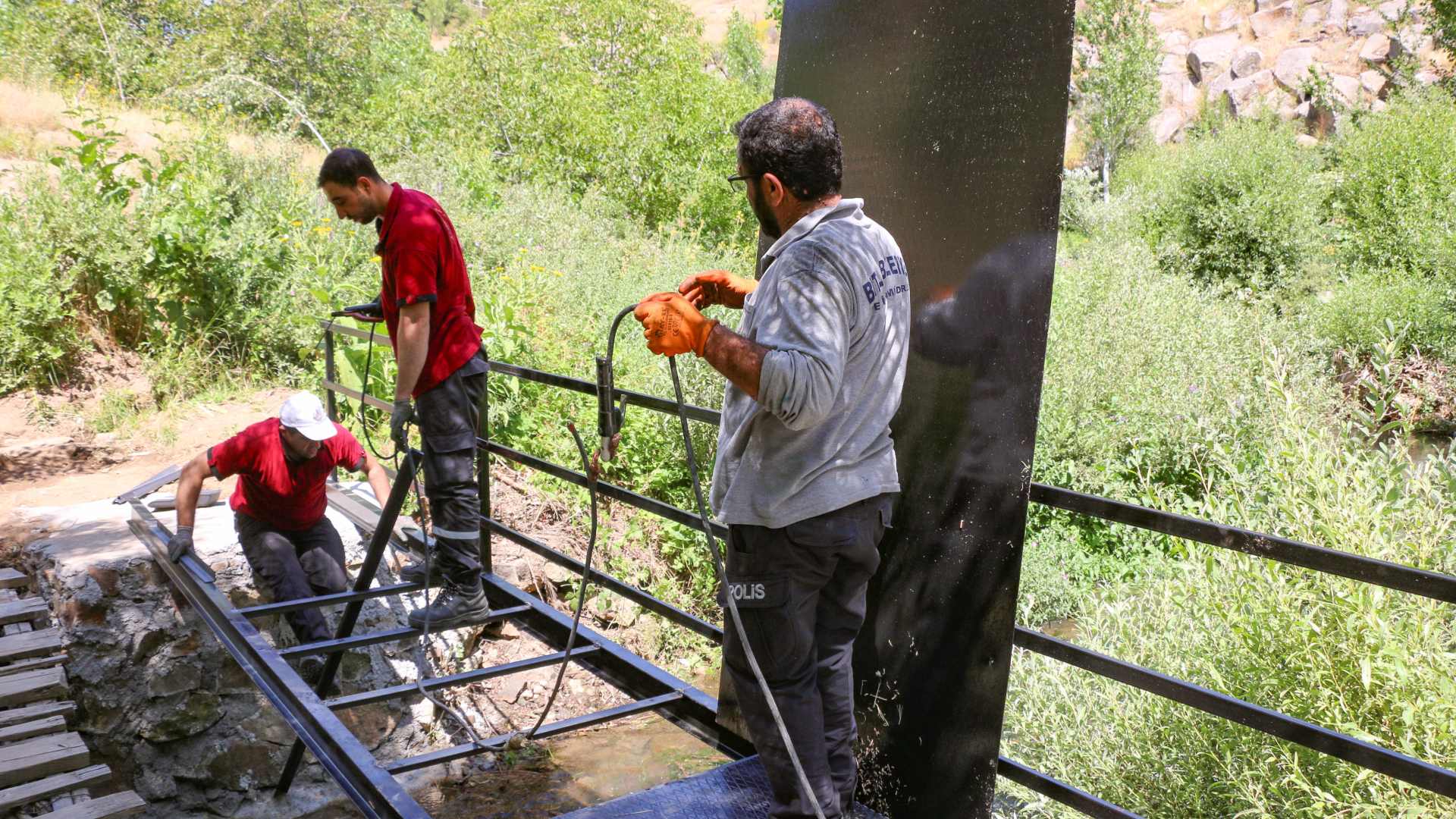 Bitlis'te Yıkılma Tehlikesi Olan Tahta Köprü Değiştirildi (3)