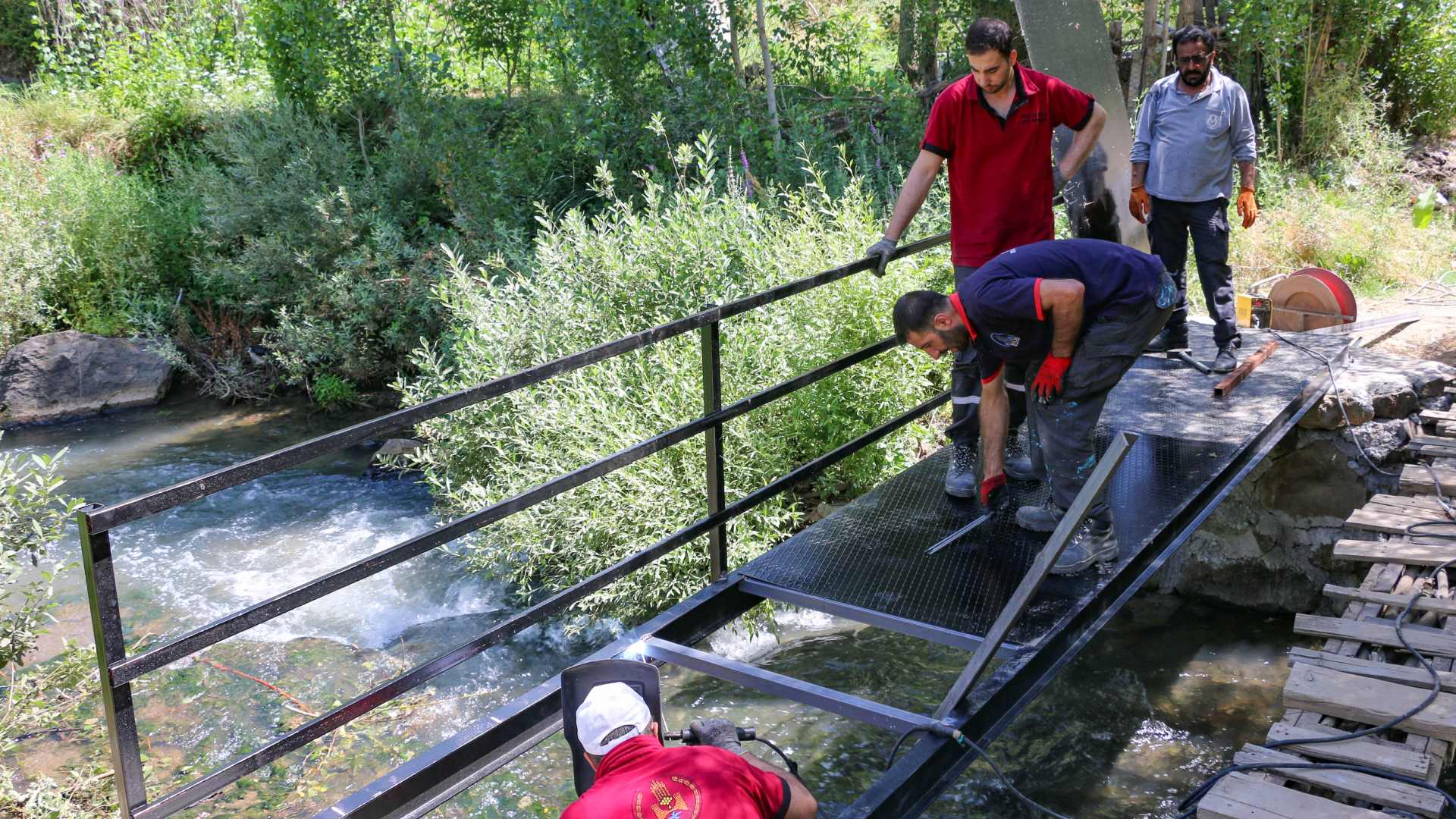 Bitlis'te Yıkılma Tehlikesi Olan Tahta Köprü Değiştirildi (4)