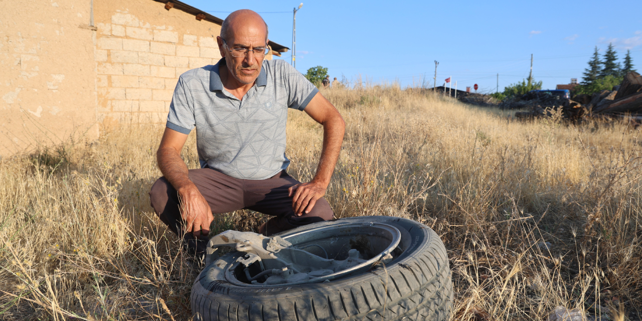 Elazığ’da Feci Kaza Araç Tarlaya Uçtu, Tekerlek 50 Metre Uzaklıktaki Bahçeye Fırladı