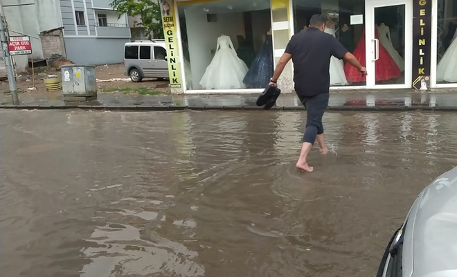 Agrida Yagis Caddeleri Gole Cevirdi Vatandaslar Kaldirimlarda Mahsur Kaldi Isyerlerini Su Basti C8Fed20D