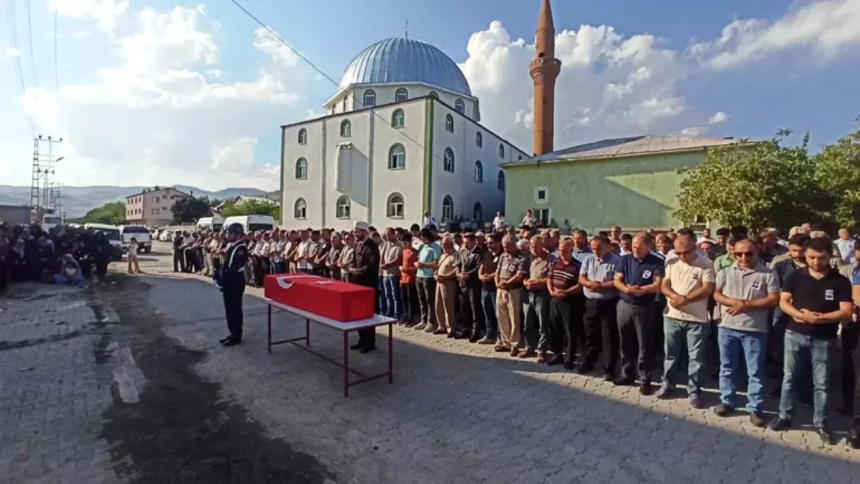 Beyin Kanaması Geçiren Karakol Komutanı Cemil Gündoğdu, Bitlis’te Toprağa Verildi