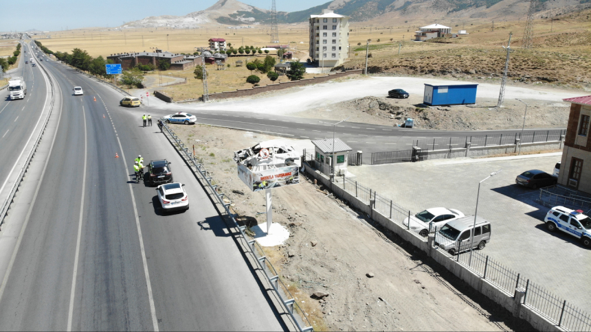 Bitlis'te Hurda Araçla Trafik Bilinçlendirme Uygulaması (1)