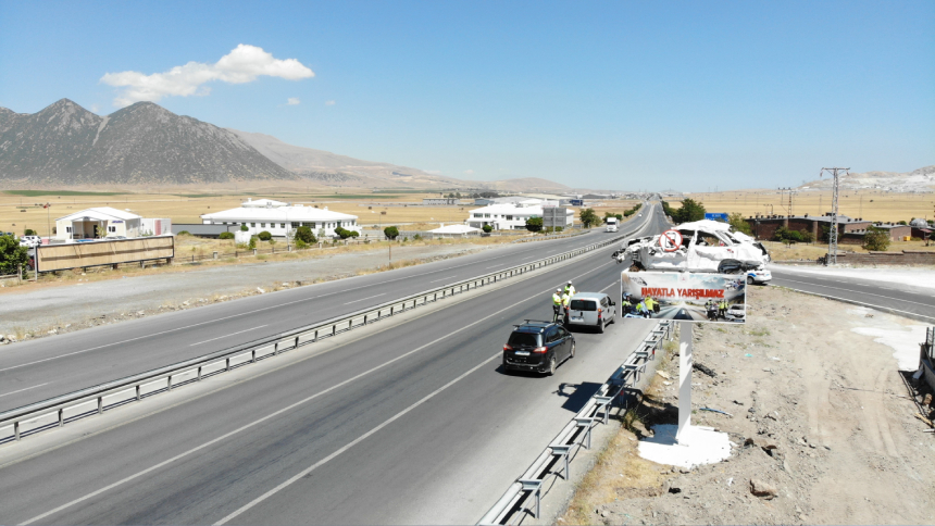 Bitlis'te Hurda Araçla Trafik Bilinçlendirme Uygulaması (5)