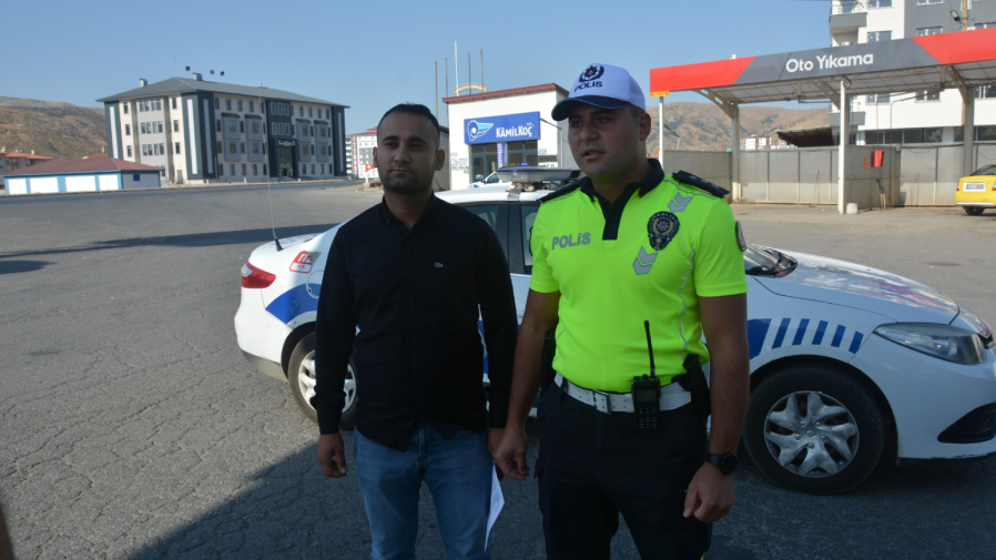 Bitlis’te Otobüse Yolcu Gibi Binen Polis, Şoförü Denetledi (1)