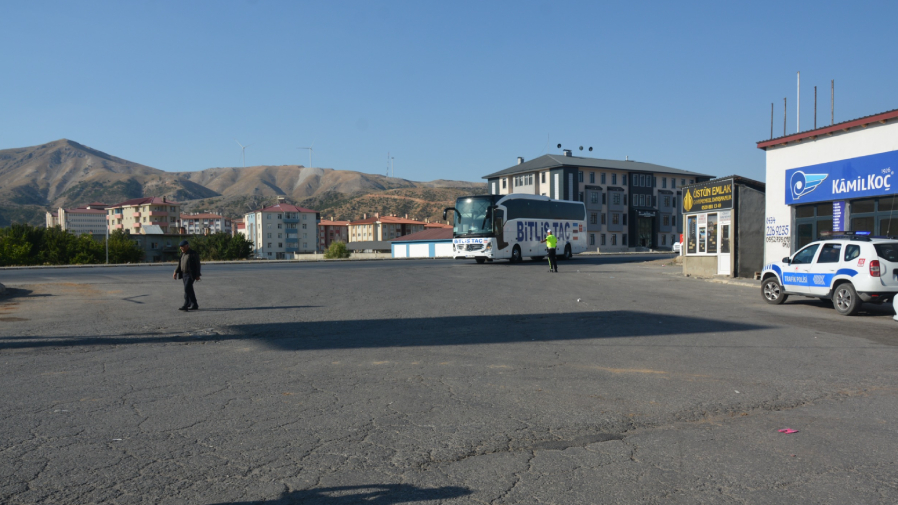 Bitlis’te Otobüse Yolcu Gibi Binen Polis, Şoförü Denetledi