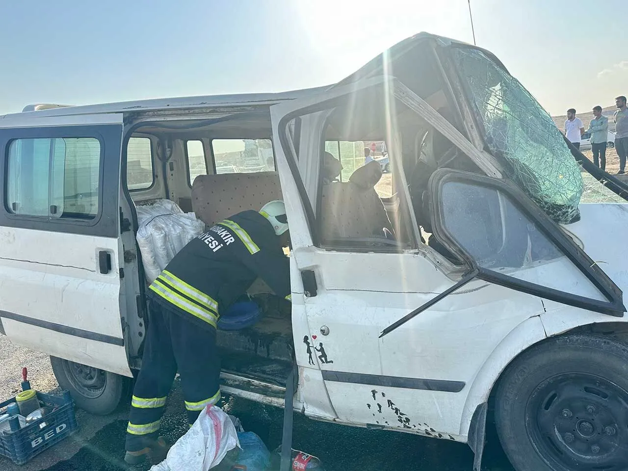 Diyarbakır'da Minibüs İş Makinesine Çarptı 3 Yaralı (5)