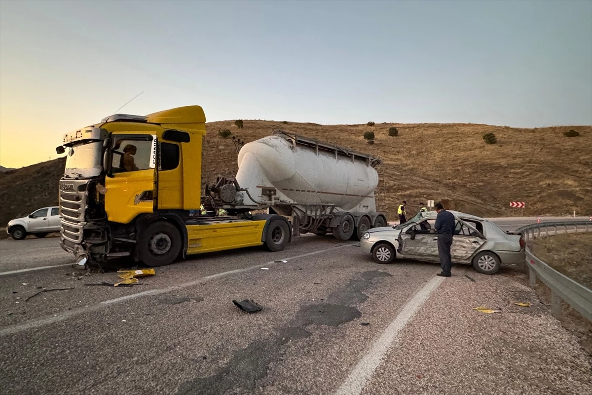 Elazig Da Tir Ile Carpisan Otomobildeki 5 Kis 17723553 Amp