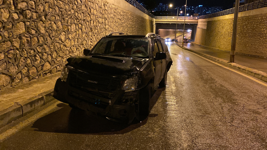 Elazığ’da Direksiyon Hakimiyetini Kaybeden Bir Otomobil, Orgeneral Eşref Bitlis Caddesi’nde Duvara Çarptı. 23 Dk 775 Plakalı Araçta Meydana Gelen Kazada 2 Kişi Yaralandı. Diğer Sürücülerin Ihbarıyla Olay Yerine Sağ