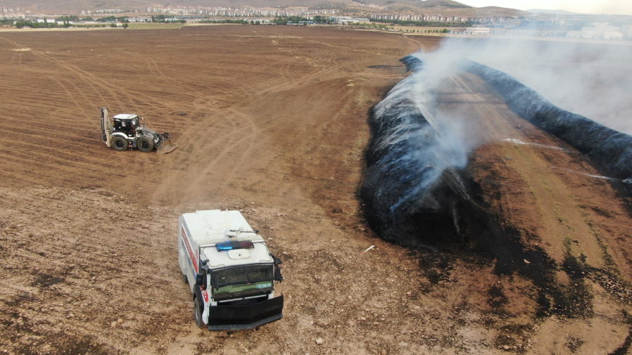 Elazığ’da Saman Yangını 400 Ton Kül Oldu (2)