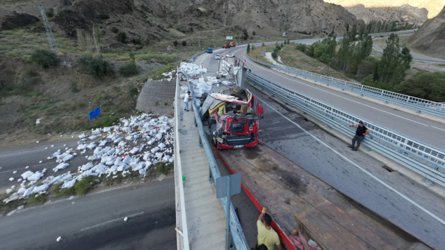 Erzurum’da Freni Boşalan Tır Devrildi 1 Ölü (2)