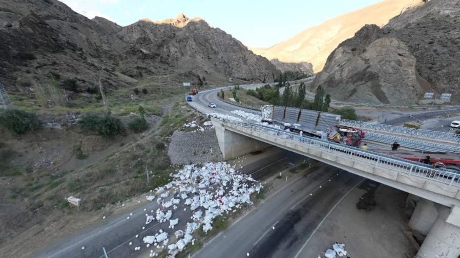 Erzurum’da Freni Boşalan Tır Devrildi 1 Ölü