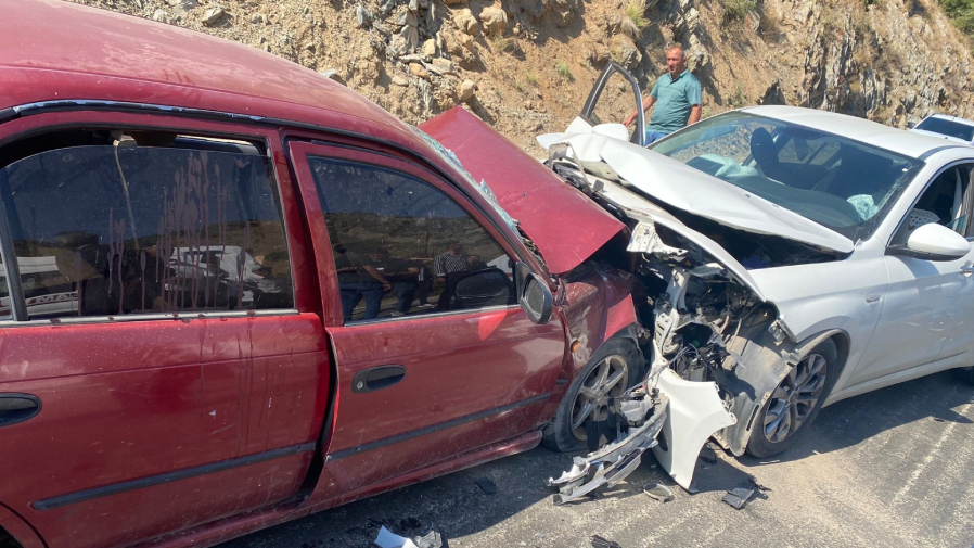 Otomobil Ile Cip Kafa Kafaya Feci Çarpıştı 8 Kişi Yaralandı (2)