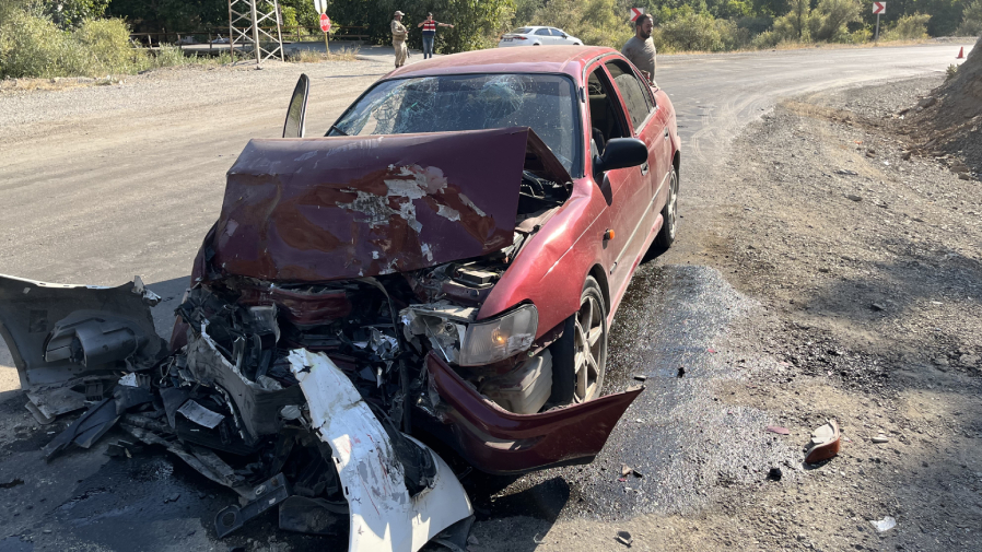 Otomobil Ile Cip Kafa Kafaya Feci Çarpıştı 8 Kişi Yaralandı