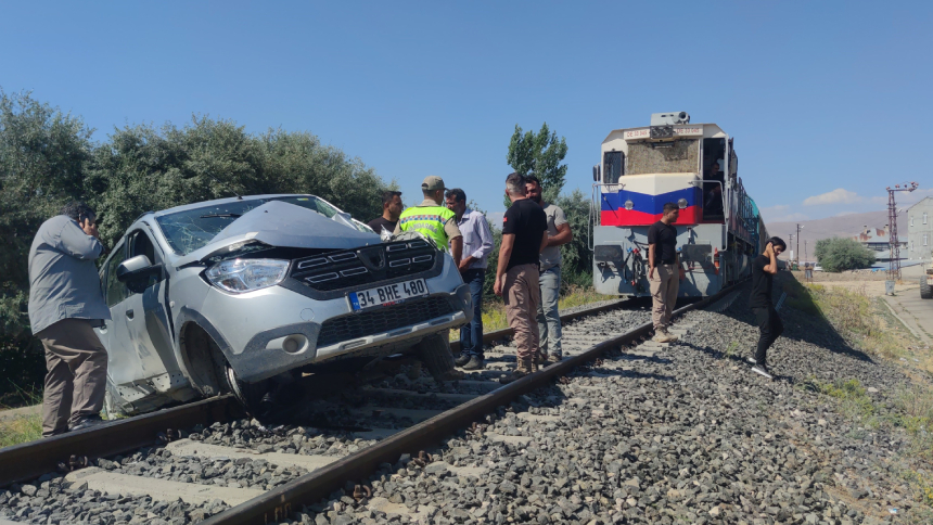 Van’da Hemzemin Geçitte Tren Otomobile Feci Çarptı (4)